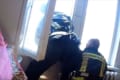 飛び降り自殺を図った女性を両手でキャッチ!人命を救助した消防士に称賛の声
