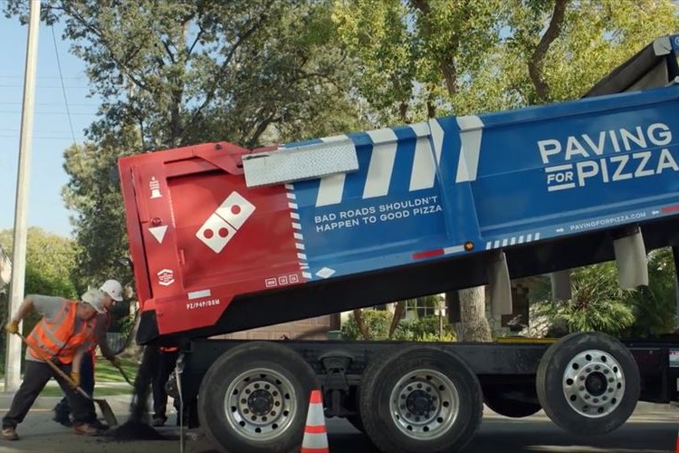 素晴らしい取組み!ピザを安全に届けるために…ドミノピザが道路を補修するキャンペーンを実施!