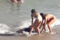 危ない!浅瀬で海水浴を楽しむお婆ちゃん…少しの油断から危険な状況に!