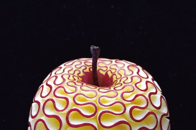 緻密すぎてゾクゾクッ！フルーツの表面を彫刻したアート作品がめちゃくちゃ凄い