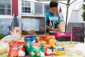 13歳の少年がホットドッグ店を無許可営業→通報されるも営業停止処分はなく、営業をバックアップされる