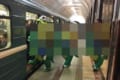 さすがW杯!モスクワの電車に乗り込もうとする、とある国のサポーターが目立ちすぎ!