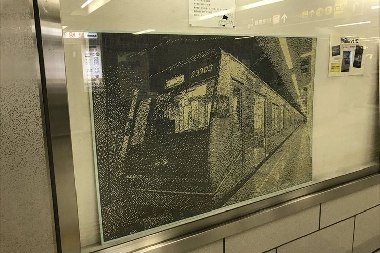 これ何で描いたか分かる？西梅田駅に展示されたアート作品に超ビックリ！