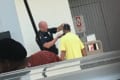警察官の取った行動に多くの人が感動!路上で髭を剃るホームレスに近づき…