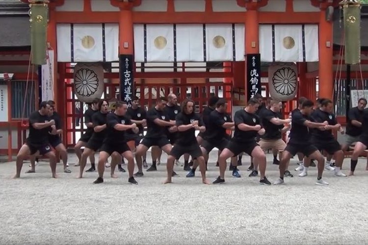 関西ラグビー発祥の地・下鴨神社でニュージランド学生代表が圧巻のハカを披露!