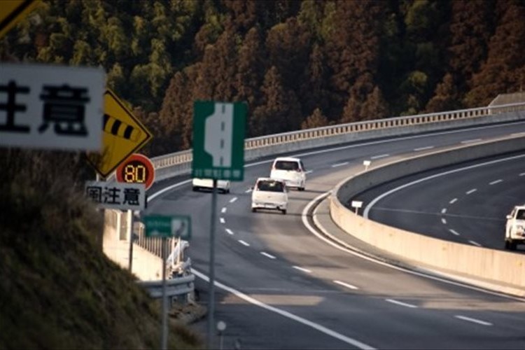 高速道路で降りるべき出口を通過してしまっても、「特別転回」で無料で戻れる