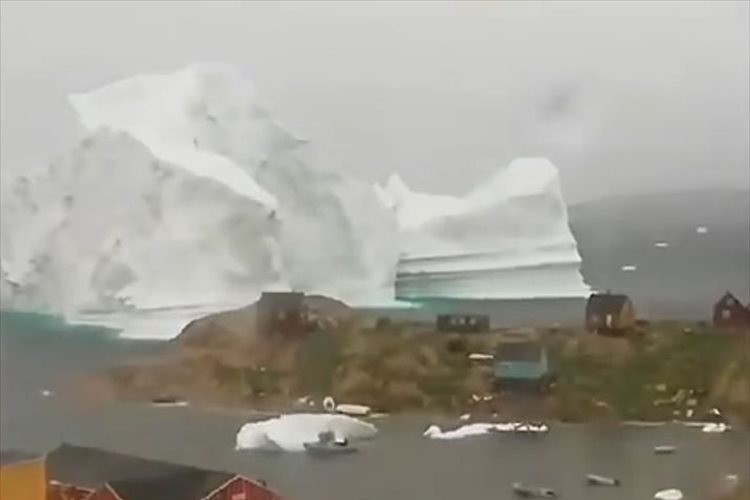 【動画】超巨大な氷山が至近距離に来て付近の村民は避難…非現実的な光景が話題に!