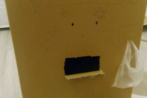 「この穴に洗濯物を入れたら畳まれて出てくるよ」…娘が作った“洗濯物畳みマシーン”が可愛いと話題に！