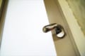 「足で開けたくなる」「斬新すぎる」ドアノブが壊れて修理した際の代用品に度肝を抜かれた