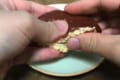 「このチョコパイ、こねると粘土になるぞ!」いやいや食べ物を粗末にしちゃ…えっフェイク!?