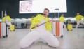 最高!デビュー前、空港で働いていた「フレディ・マーキュリー」の生誕を祝し空港職員がパフォーマンス!