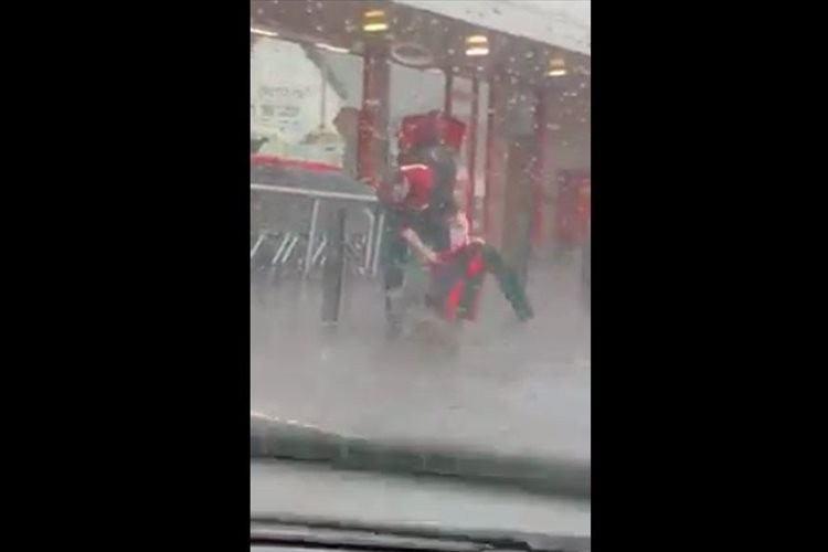 店の前でつながれていたワンコが大雨でびしょ濡れ…それを見た店員の行動に称賛の声