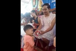 学校の母の日イベント…息子のために、シングルファーザーが母親になりきる粋な演出