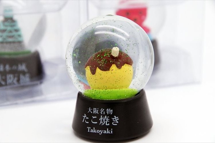 この発想はなかった!雪ではなく青のりが舞う…大阪限定スノードームが斬新!