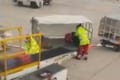 「これは酷すぎる!」空港で客の荷物を次から次へと放り投げるスタッフに怒りの声