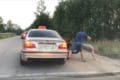 タクシーの乗客がゴミをポイ捨てしたら、怒った運転手が乗客をポイ捨てした