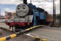 【すごい光景】あの『トーマス号』が街中の踏切を通過する動画がおもしろい