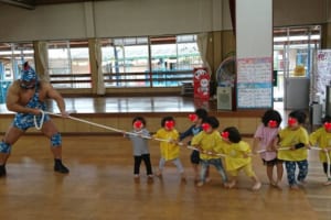 「これが本当の強さですね」保育所の子供たちと綱引きするプロレスラー阿蘇山の優しさが伝わる1枚にほっこり