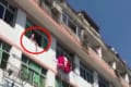 窓から飛び降りようとしていた女性が、まさかの方法で救出される!