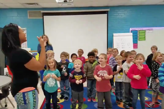 聴覚障がいのある用務員にバースデーソングをサプライズ 園児たちの心こもった手話にほっこり Fundo