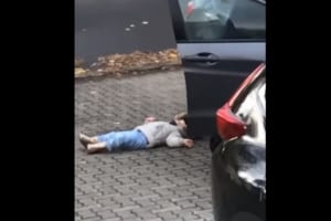 歩くことを全力拒否する２歳の娘、パパがとった強硬手段とは？