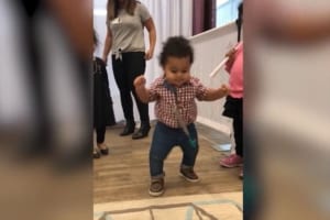 【動画】生まれて初めて歩けた瞬間の赤ちゃん…弾ける笑顔とリアクションが微笑ましい♪