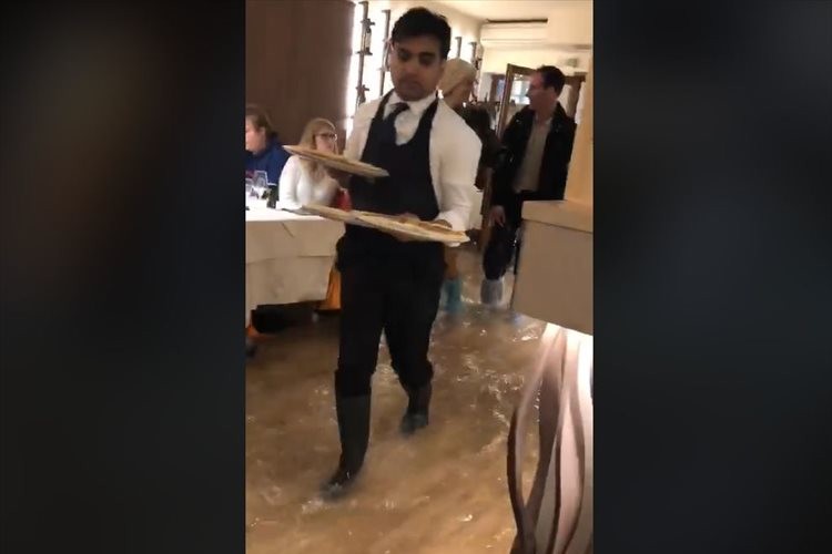 水の都ヴェネツィアのレストランは、浸水しても通常通り営業していた…しかも、ほぼ満席
