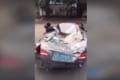 【動画】こんな状態でよく動くよな…中国でスクラップ寸前の状態で走る車が話題に!