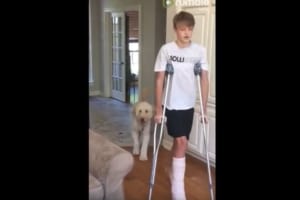 松葉杖で歩く飼い主…歩き方を真似しながらついていくワンコが微笑ましい♪