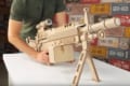段ボールで作ったライフルのクオリティが凄すぎる！紙製の銃弾も発射可能