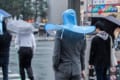 「街中でかなり目立ちますね」傘なのに両手が使えてカッパのように蒸れない『手ぶら傘』が斬新!