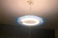 あれ、見覚えが…?ダンゴムシガチャを電灯に吊り下げてみたらあのシーンそっくりに!