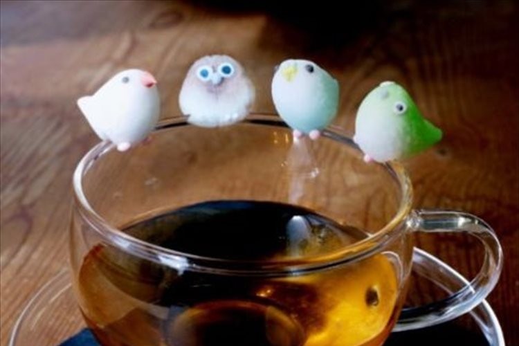 「可愛すぎて溶かすのがもったいない」コップのフチにちょこんと止まる『コトリシュガー』