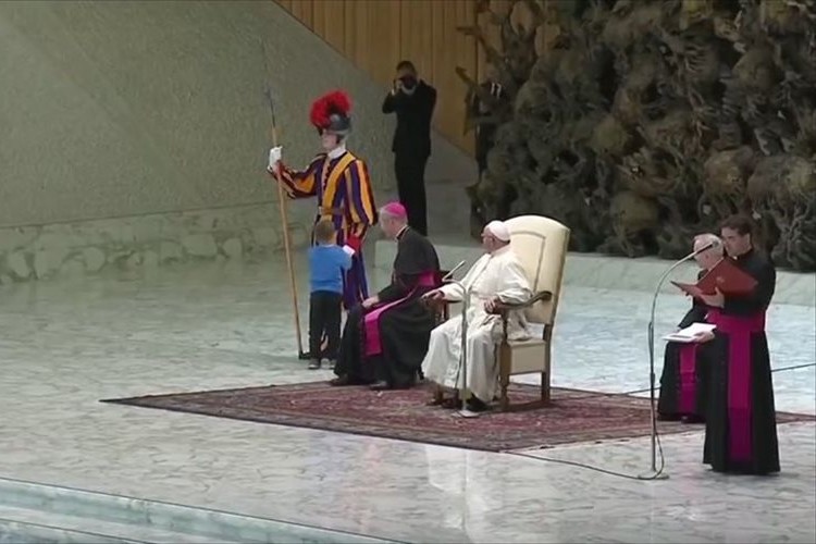 ローマ法王の謁見中に子どもが壇上に飛び出すも「そのまま遊ばせてやりなさい」…参列者から喝采