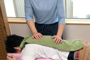 これはまさに極楽…！猫カフェで整体をやってみたら思わぬ猫のサービスが