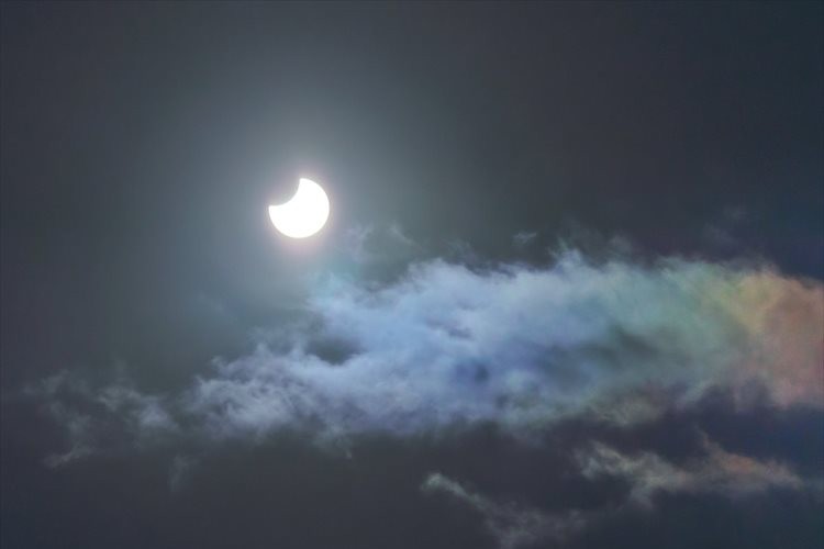 まさに奇跡のコラボ!「部分日食」と「彩雲」をとらえた幻想的な光景に反響