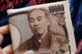 ちょっと!盗まれちゃいますよ!中身が入っていなくてもお金持ちに見えちゃう財布が笑える!