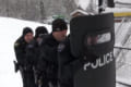 真剣勝負だ!地元の子どもたちと本気で雪合戦をする警察官が話題に