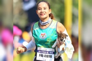 子犬を抱いて30km完走！マラソン大会中に子犬を保護した女性が話題に