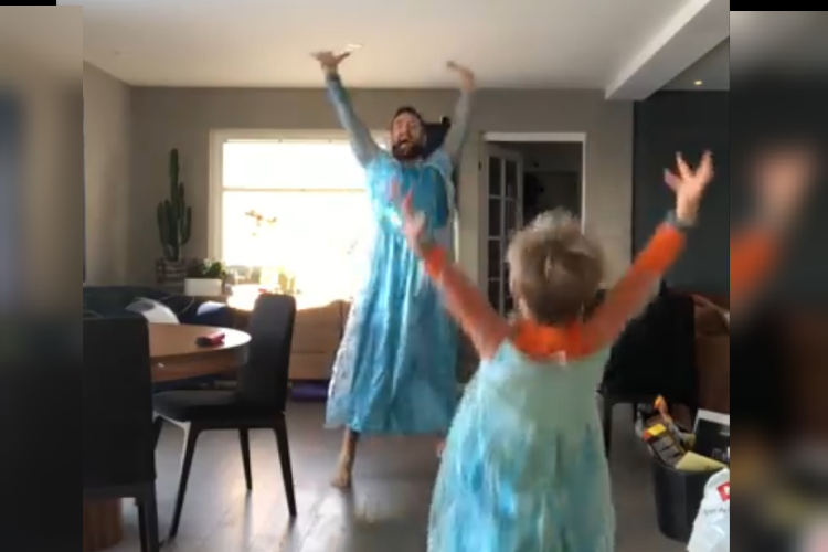 素敵すぎるパパに拍手!アナ雪のドレスで踊る親子のハッピー映像が世界で話題に
