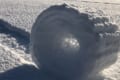 雪のロールケーキ?自然が生み出した不思議な「スノーローラー」が英国で発見される