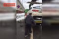レッカー車の荷台にある自分の車に乗り込んだ男性が、まさかの行動を起こす!