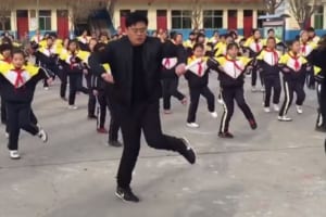 怖いぐらいに揃いすぎ！中国の小学校で校長先生が子供達と一緒にキレッキレのダンスを披露！
