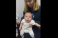 補聴器を付けて初めて家族の声を聞いた難聴の赤ちゃんが全開の笑顔！ママも感激！