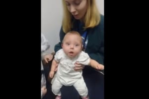 補聴器を付けて初めて家族の声を聞いた難聴の赤ちゃんが全開の笑顔！ママも感激！