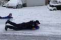 【最高のアメリカンポリス】「子供たちが道路でソリ遊びをして困っています…」苦情を受けた警察官が現場に駆けつけて意外な行動に!