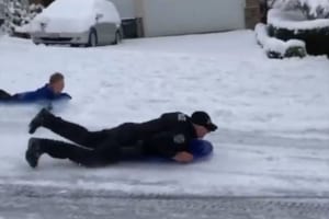 【最高のアメリカンポリス】「子供たちが道路でソリ遊びをして困っています…」苦情を受けた警察官が現場に駆けつけて意外な行動に！
