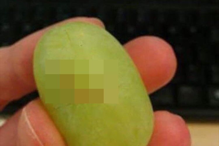 どうでもいいことだけれども…ブドウの表面に見つけたキリンを二度見してしまう