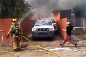 火事により民家が全焼…取り残された愛犬を助けるため、飼い主が無謀にも火に飛び込んでいき…