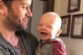 パパのヒューマンビートボックスを赤ちゃんが真似するも、オナラみたいな音で互いに笑いが止まらなくなる